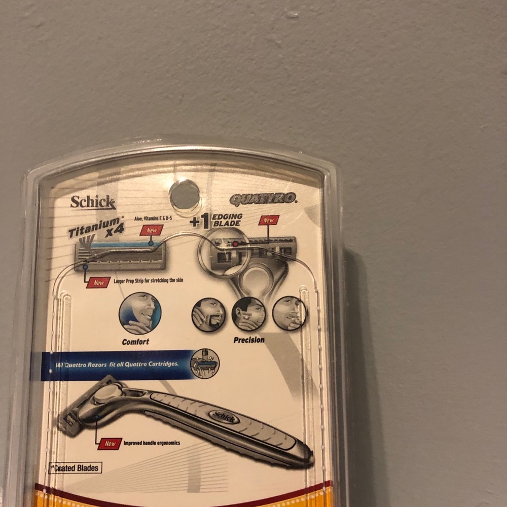 Schick Quattro 4 Titanium Razor & Free headphone - Picture 4 of 4